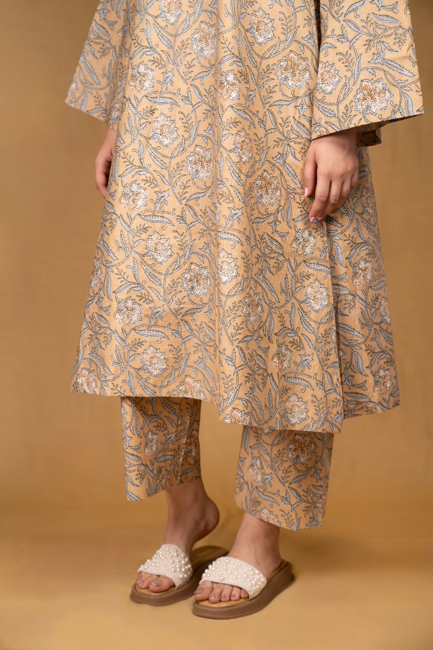 A line printed full sleeves kurta set