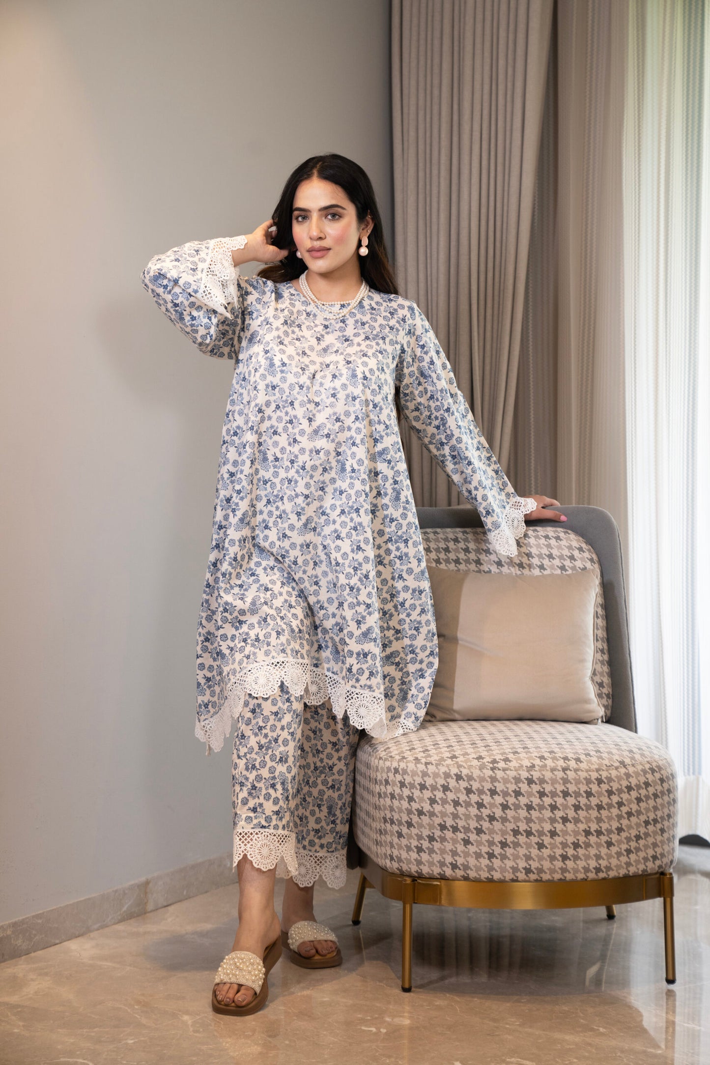 Blue and white printed floral kurta with straight pants (Co-ord Set)