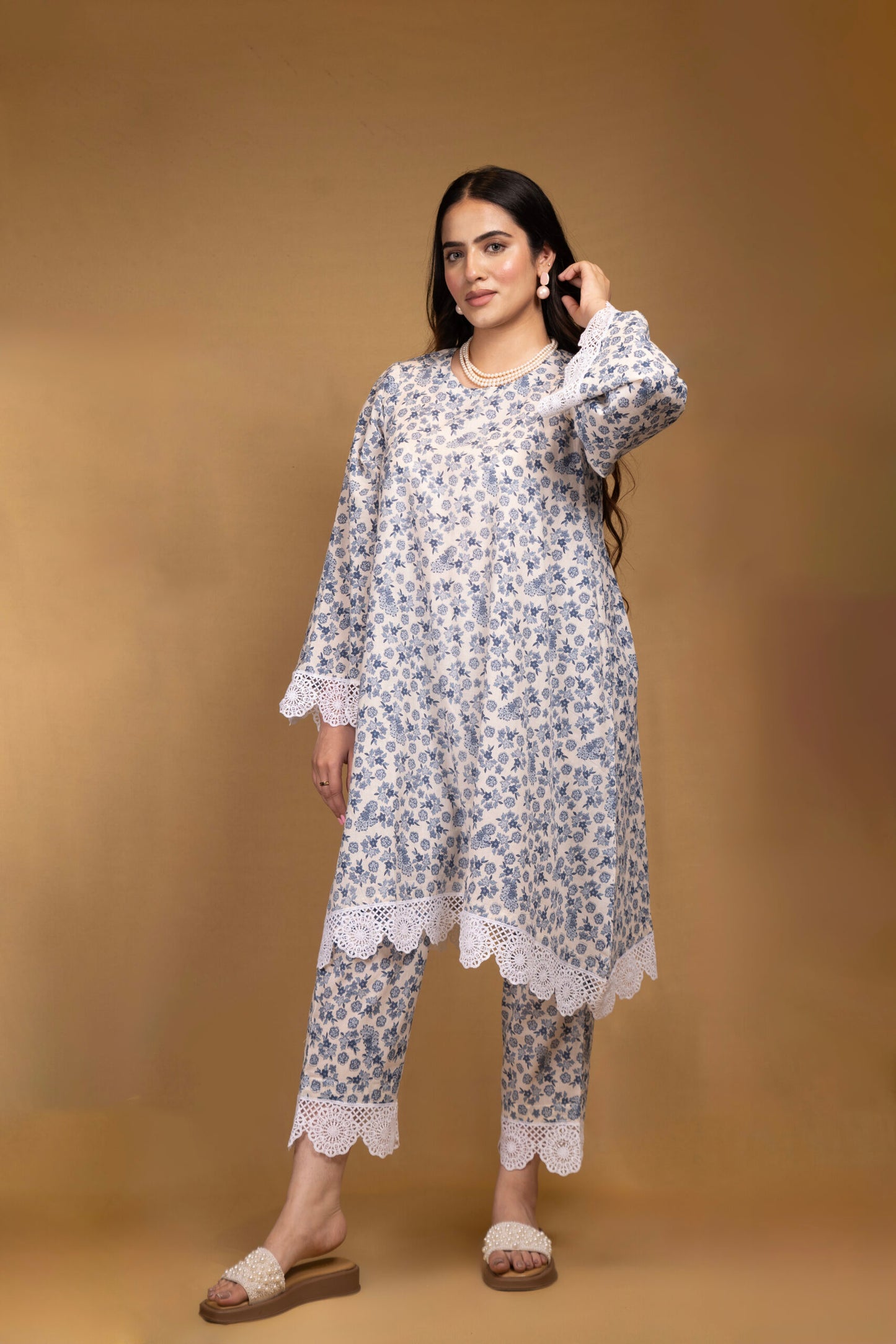 Blue and white printed floral kurta with straight pants (Co-ord Set)