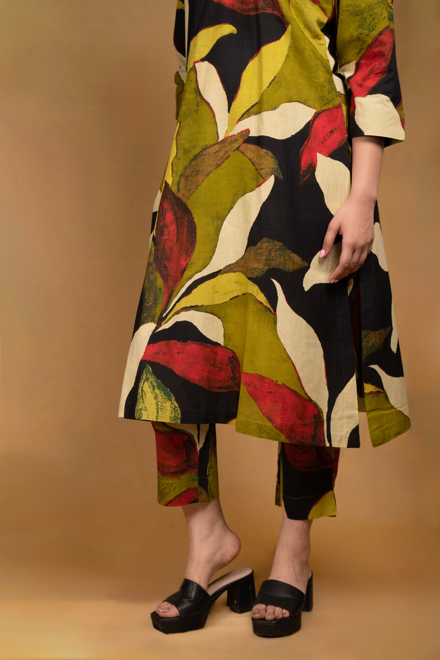 Staight printed kurta with abstract print with pants
