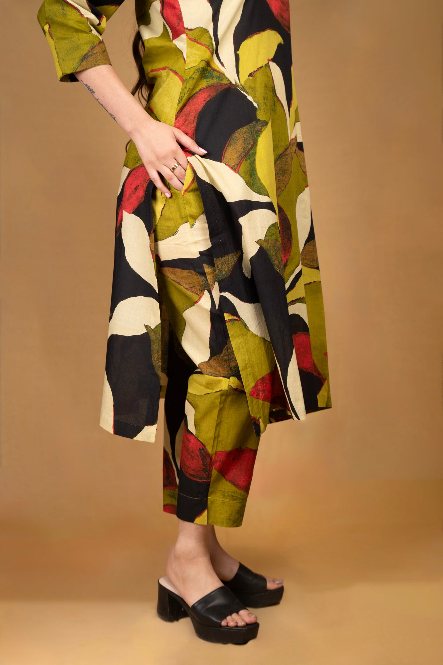 Staight printed kurta with abstract print with pants