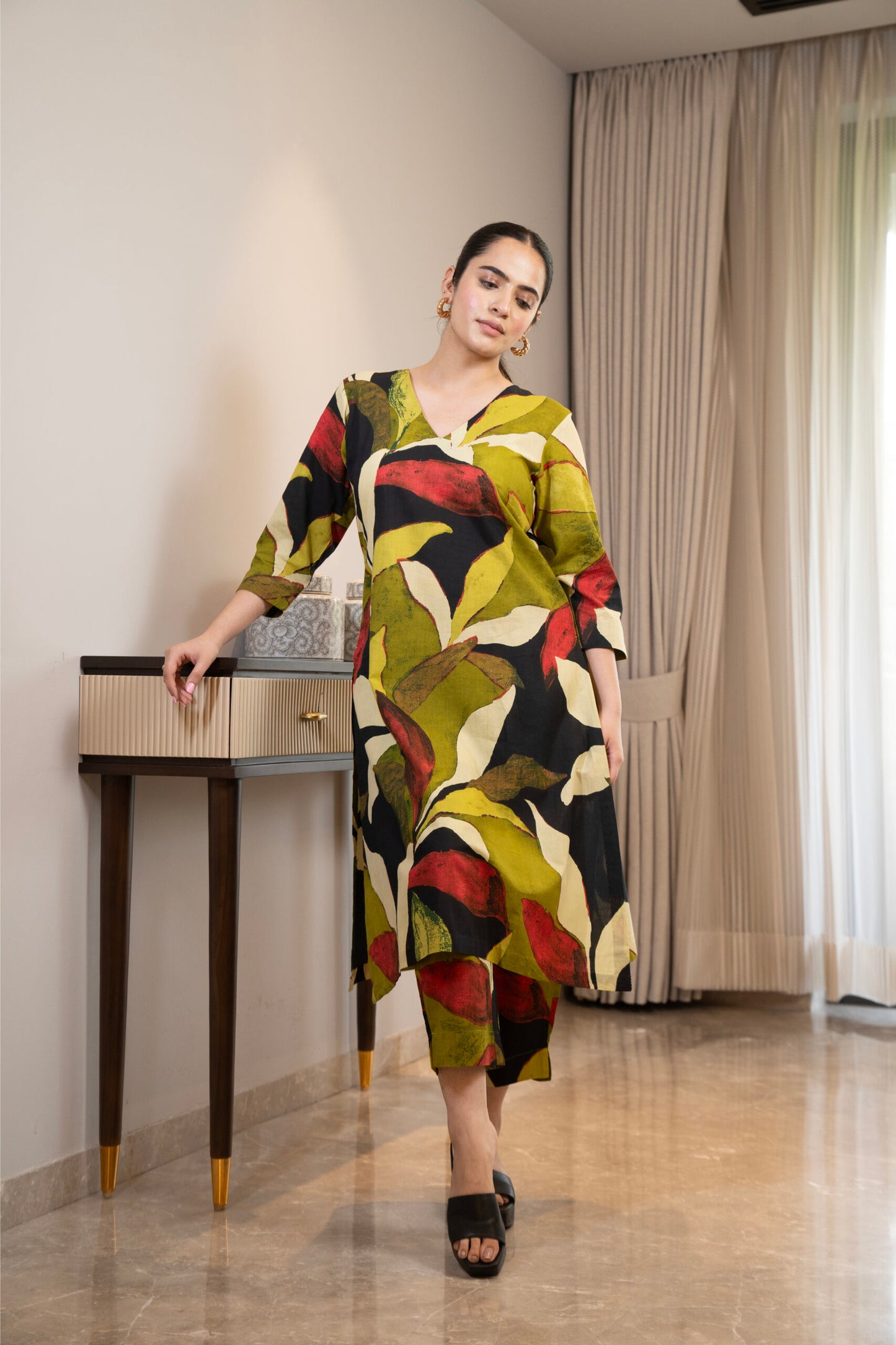 Staight printed kurta with abstract print with pants