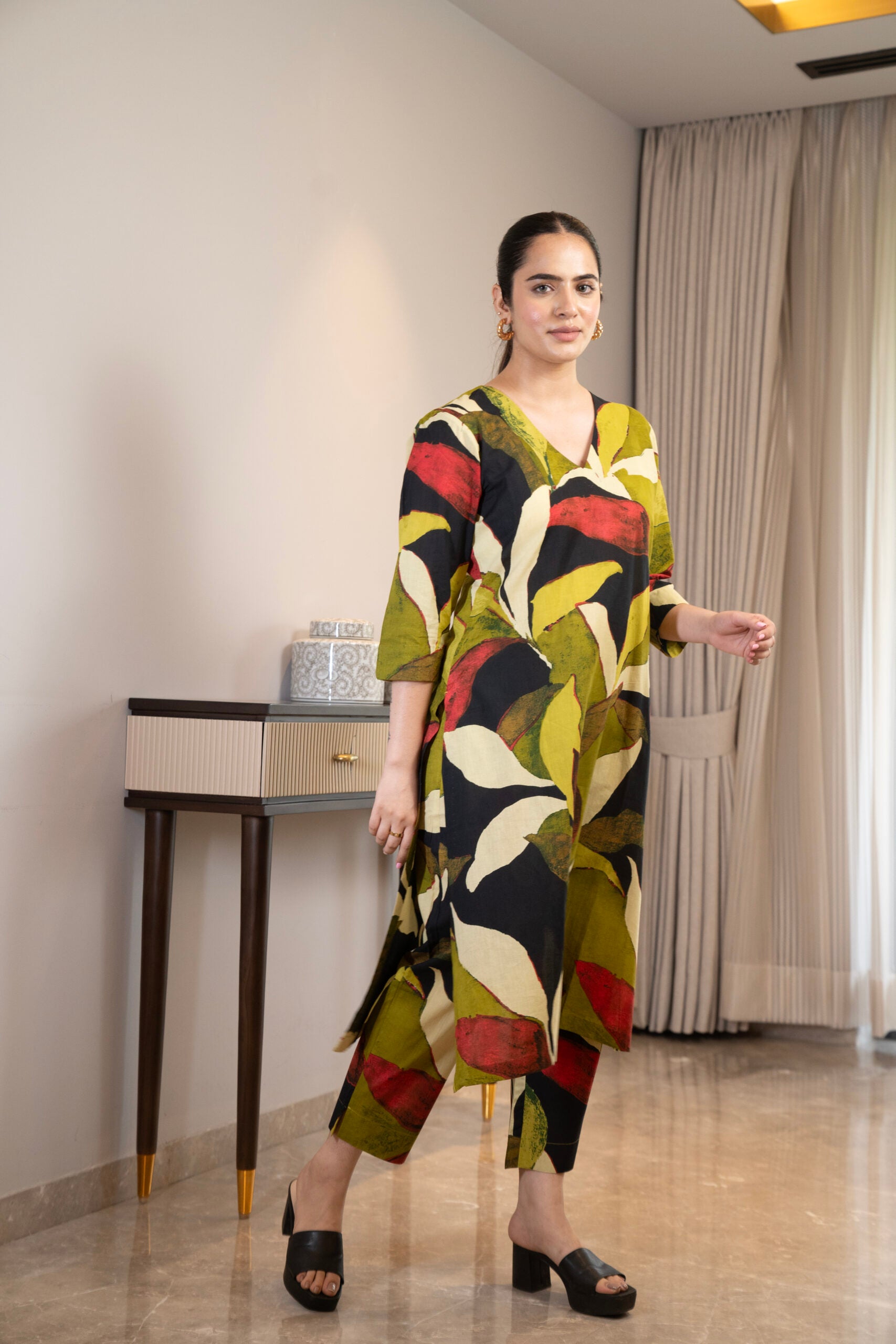 Staight printed kurta with abstract print with pants
