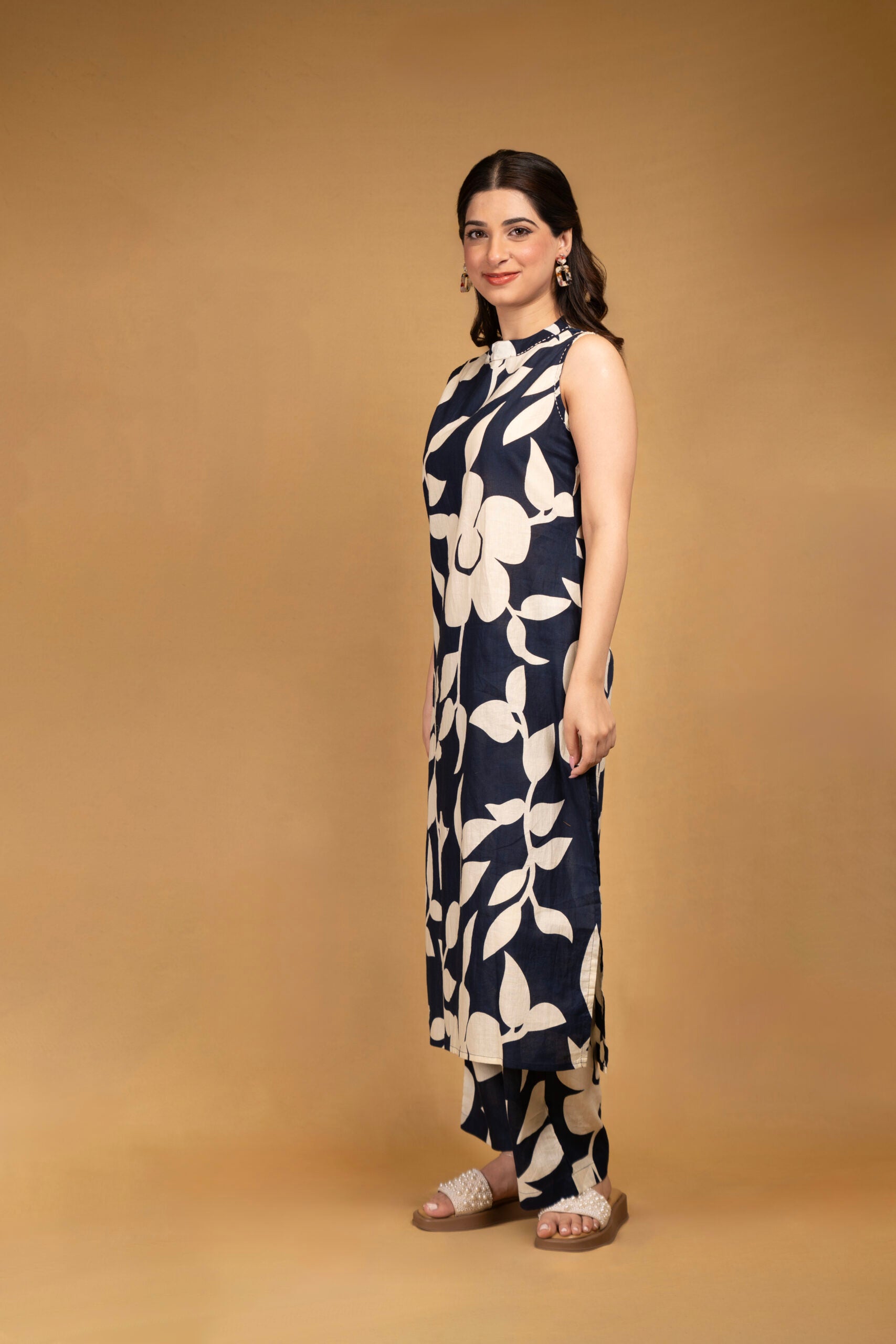 Straight blue sleeveless kurta set