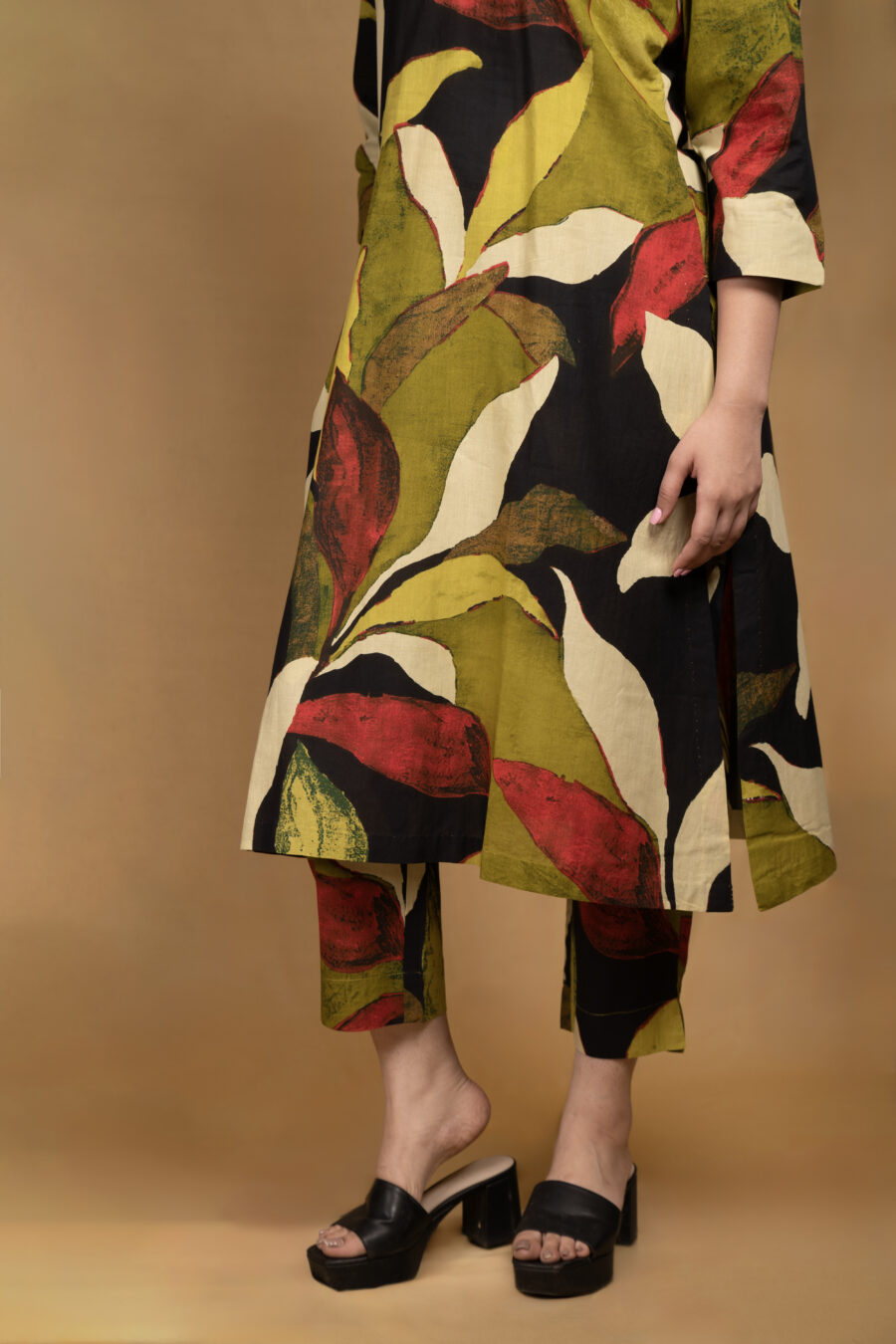 Staight printed kurta with abstract print with pants - Image 6