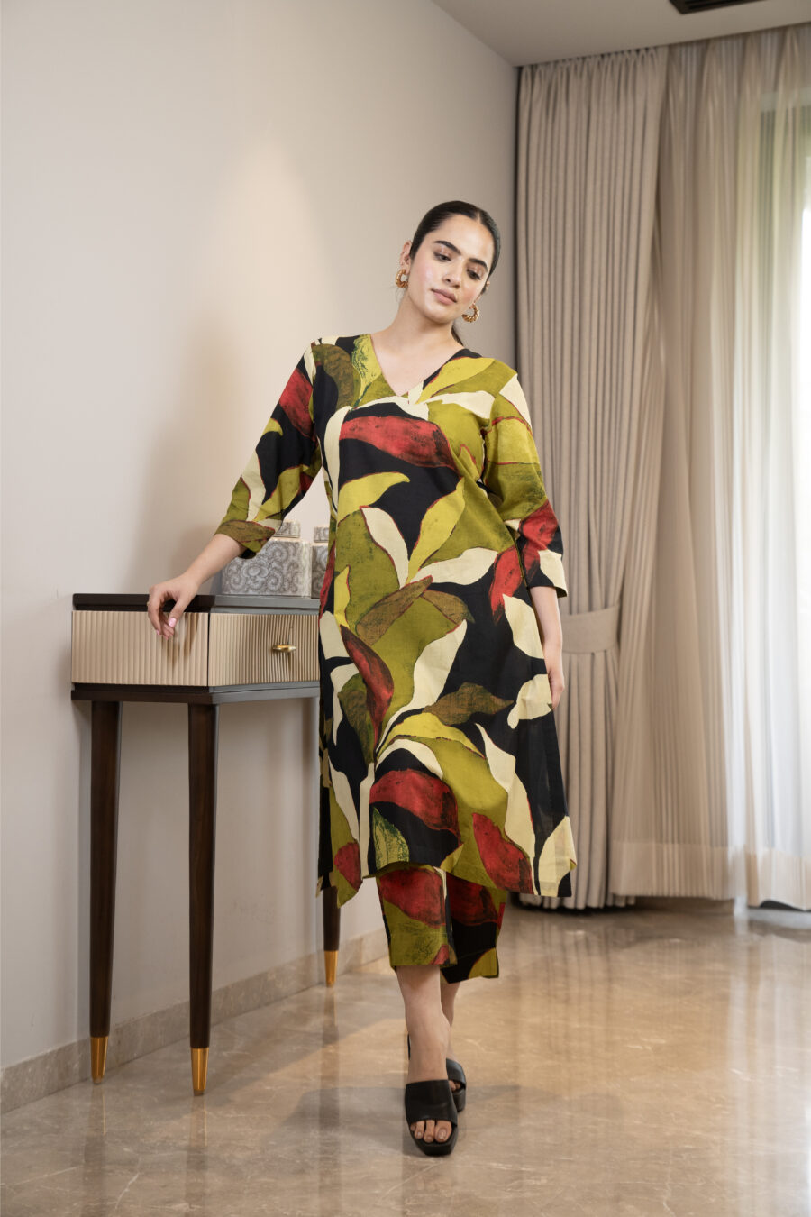Staight printed kurta with abstract print with pants - Image 4